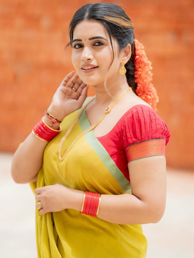 కస్సుమనే అందాలతో కేక పుట్టిస్తున్న స్రవంతి.. పిక్స్ వైరల్