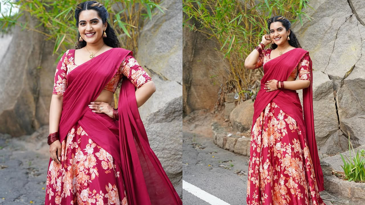 కొన్ని రోజుల జబర్దస్త్ వేదికపై సందడి చేసిన ఈ ముద్దుగుమ్మ ఈ మధ్య ఎక్కువగా సినిమా ఈవెంట్స్ చేస్తూ ఫుల్ బిజీ అయిపోయింది. ఏ సినిమా ఈ వెంట్ చేస్తే ఆ సినిమా గెటప్‌లో కనిపిస్తూ అందరినీ తన వైపుకు ఆకర్షించుకుంటుంది.