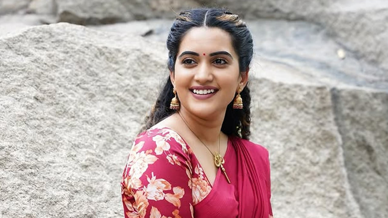 తాజాగా ఈ బ్యూటీ తన ఇన్ స్టాలో లంగావోణీలో  కనిపించి తన అందంతో ప్రతి ఒక్కరినీ ఆకట్టుకుంది. ప్రస్తుతం దీనికి సంబంధించిన ఫొటోలు నెట్టింట తెగ వైరల్ అవుతున్నాయి.