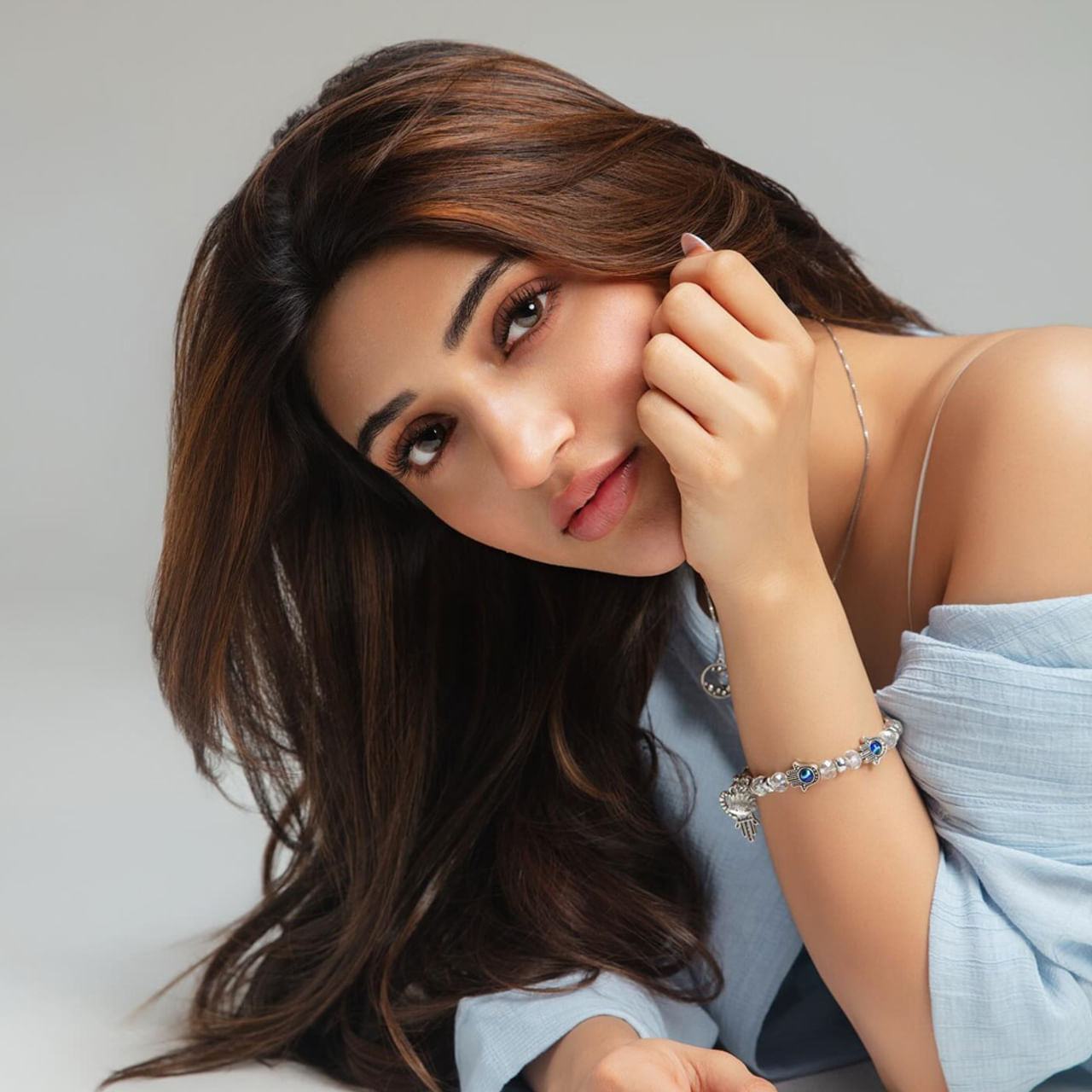 
మేం బాగా బిజీ అంటున్నారు ఇండస్ట్రీలో కొందరు హీరోయిన్లు. ఈ మధ్య కనిపించట్లేదని మేం ఖాళీగా ఉన్నారు అనుకుంటున్నారేమో.. గ్యాప్ వచ్చింది కెరీర్ అయిపోయింది అనుకుంటున్నారేమో.. అలాంటిదేం లేదు చిన్న గ్యాప్ ఇచ్చాం.. గ్యాప్ లేకుండా కుమ్మేస్తాం అంటున్నారు కొందరు ముద్దుగుమ్మలు. మరి మన ఇండస్ట్రీలో ఆ స్థాయిలో బిజీగా ఉన్న హీరోయిన్స్ ఎవరు..? 