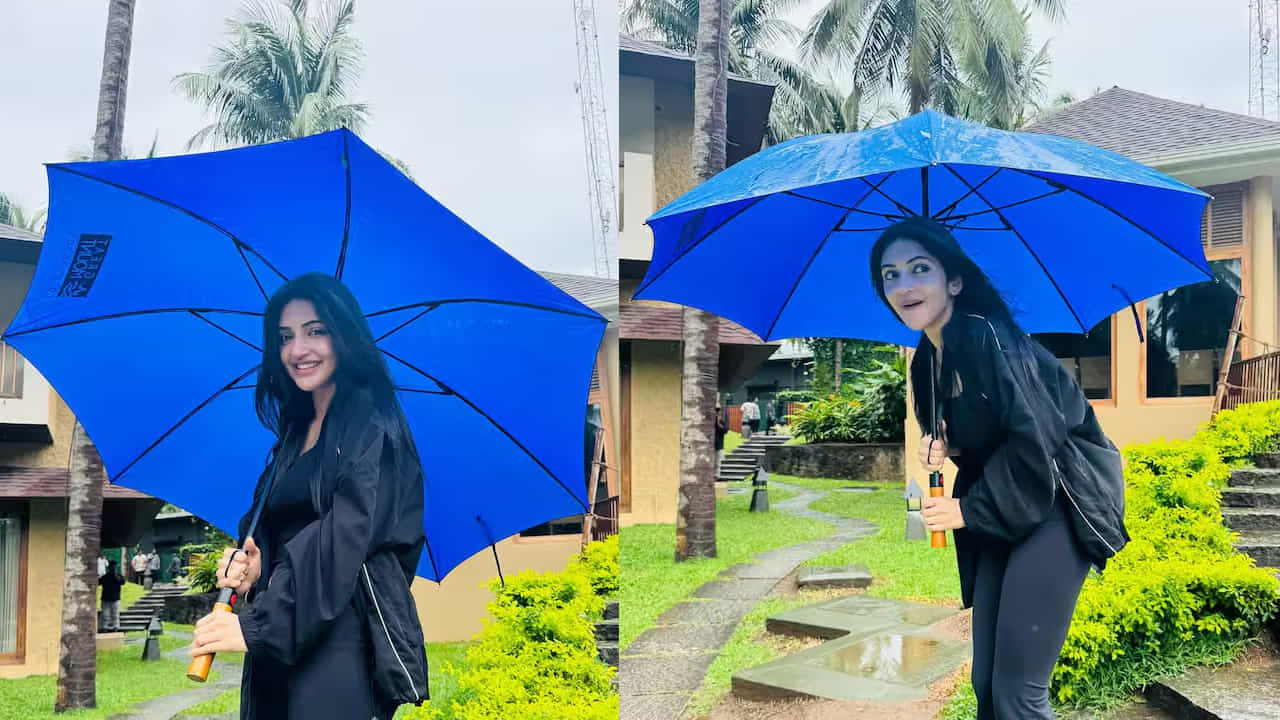రోడ్డుపై చినుకుల్లో తడుస్తూ తన అందంతో అందరినీ ఆకట్టుకుంటుంది. అలాగే బ్లూకలర్ గొడుగు పట్టుకొని, తన క్యూట్ నెస్తో వావ్ అనిపించేలా ఉన్న ఫొటోస్ షేర్ చేసింది. ఇక వీటికి వర్షం పడుతుంది.. శ్రీలీలను బయటకు వాకింగ్ తీసుకెళ్లాలంటూ క్యాప్షన్ ఇచ్చింది. ప్రస్తుతం ఈ పిక్స్ నెటిజన్స్ను తెగ ఆకట్టుకుంటున్నాయి, వర్షపు చినుకుల్లో చాలా క్యూట్గా ఉన్నావంటూ తన అభిమానులు కామెంట్స్ చేస్తున్నారు.