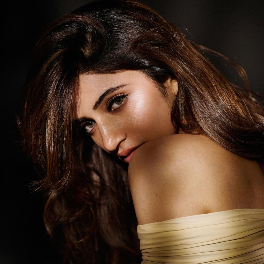 అందులో జింతాక్ జింతాక్.. స్కందలో గండరబాయ్.. ఆదికేశవలో లీలమ్మో.. గుంటూరు కారంలో కుర్చీ మడతబెట్టి ఇలా ప్రతీ సినిమాలోనూ మాస్ సాంగ్స్లో రప్ఫాడిస్తున్నారు శ్రీలీల. మాస్ జాతరలోనూ తూ మేరీ లవర్ అంటూ కేక పెట్టించారు ఈ బ్యూటీ. తాజాగా వైరల్ వయ్యారి అంటూ వచ్చేస్తున్నారు.