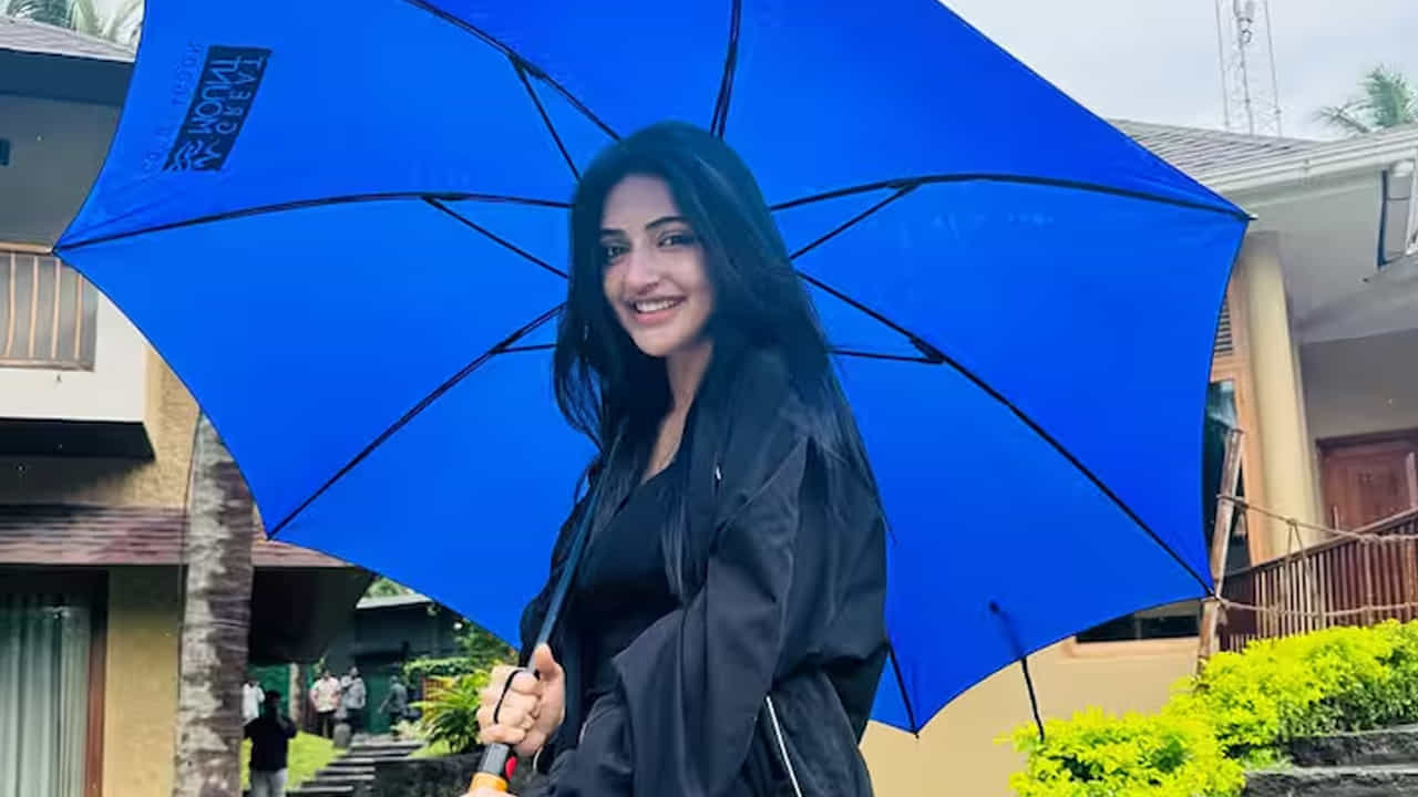 ఇక తెలుగులో చేసిన సినిమాలన్నీ ఫ్లాప్ కావడంతో ఈ బ్యూటీ కొన్ని రోజులు సైలెంట్ అయిపోయింది. బాలీవుడ్ , కోలీవుడ్ లోకి అడుగు పెట్టి అక్కడ పలు సినిమాలు చేస్తూ బిజీగా ఉంది. రీసెంట్ గా పుష్ప2 సినిమాలో కిసక్కీ సినిమాతో మరోసారి తెలుగులో క్రేజ్ తెచ్చుకుంది.అంతే కాకుండా నితిన్ రాబిన్ హుడ్ మూవీతో మరోసారి థియేటర్లో సందడి చేచేసింది. కానీ ఈ సినిమా రిలీజైన మొదటి రోజు నెగిటివ్ టాక్ సొంతం చేసుకుంది.