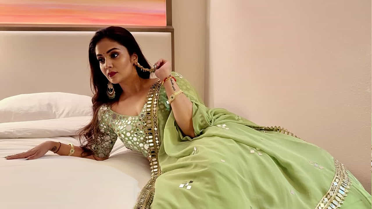 అందాల ముద్దుగుమ్మ శ్రీముఖి గురించి ఎంత చెప్పినా తక్కవే. తన అందం, వాక్ చాతుర్యంతో మంచి ఫేమ్ సంపాదించుకుంది ఈ ముద్దుగుమ్మ. అందం, మాటతీరుతో ఎంతో మందిని ఆకట్టుకుంటుంది. ఓవైపు సినిమాలు చేస్తూనే మరోవైపు రియాల్టీ షోలు చేస్తూ ఫుల్ బిజీగా ఉండే ఈ చిన్నది తాజాగా లేత ఆకుపచ్చ లెహెంగాలో తన అందంతో అందరినీ ఆకట్టుకుంది.