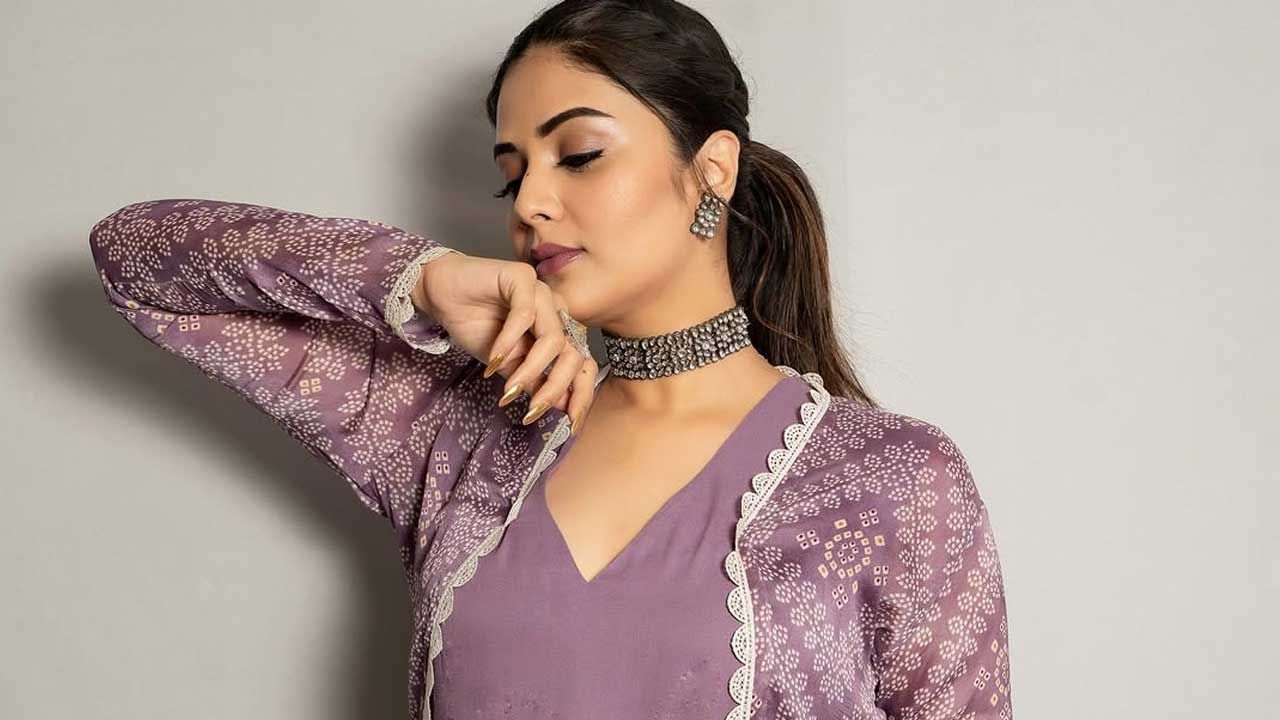  అందాల ముద్దుగుమ్మ యాంకర్ శ్రీముఖి గురించి ప్రత్యేకంగా చెప్పాల్సిన పని లేదు. తాజాగా ఈ ముద్దుగుమ్మ డిఫరెంట్‌లుక్‌లో అందరినీ ఆకట్టుకుంటుంది. ప్రస్తుతం దీనికి సంబంధించిన ఫొటోస్ నెట్టింట తెగ వైరల్ అవుతున్నాయి. మరి మీరు కూడా ఆఫొటోస్ పై ఓ లుక్ వేయండి.