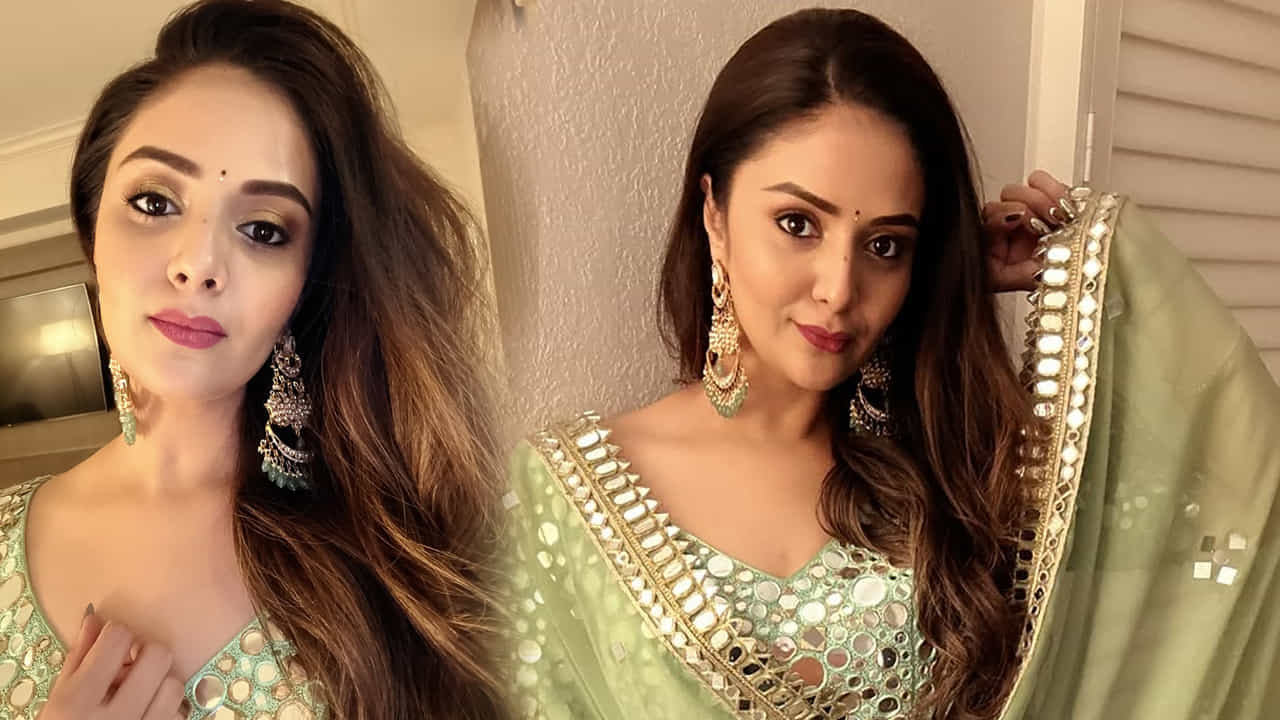 ఇక ఎప్పుడూ సోషల్ మీడియాలో చాలా యాక్టివ్ గా ఉండే ఈ చిన్నది, ఎప్పుడూ తన గ్లామర్ ఫొటోలు షేర్ చేస్తూ, తన అంద, చందాలతో యూత్ను తన వైపుకు తిప్పుకుంటుంది.