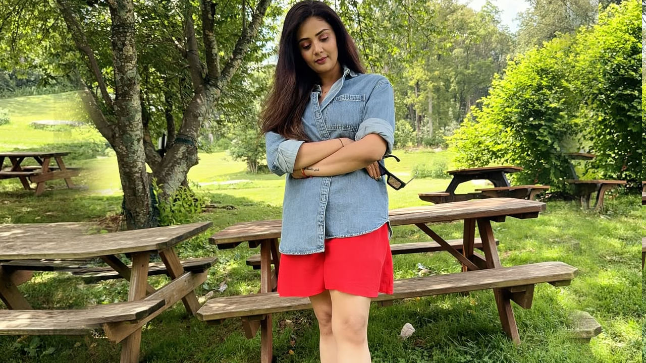  ప్రస్తుతం దీనికి సంబంధించిన ఫొటోలను ఈ అమ్మడు తన సోషల్ మీడియాలో షేర్ చేయడంతో ఇవి నెట్టింట తెగ వైరల్ అవుతున్నాయి. ఇక వీటిని చూసిన తన అభిమానులు దాగుడు మూతలు ఏంటీ శ్రీముఖి, క్యూట్,  బ్యూటీఫుల్ అంటూ కామెంట్స్ చేస్తున్నారు. మరి మీరు కూడా ఆ ఫొటోస్ పై ఓ లుక్ వేయండి.