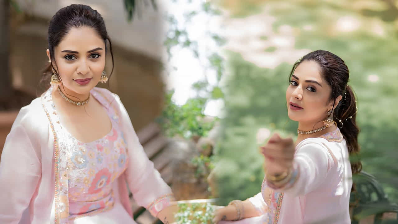 తాజాగా ట్రెడిషనల్ లుక్లో రెడీ అయ్యి పలు ఫొటోలకు ఫోజులిచ్చింది. కొన్ని సార్లు ట్రెండీ లుక్లో కనిపిస్తే మరి కొన్ని సార్లు ట్రెడిషనల్ లుక్లో దర్శనం ఇస్తుంది. అయితే తాజాగా, ఈ చిన్నది తేల గులాబీ రంగు లెహెంగాలో తన అంద చందాలతో కుర్రకారును మాయ చేస్తుంది.