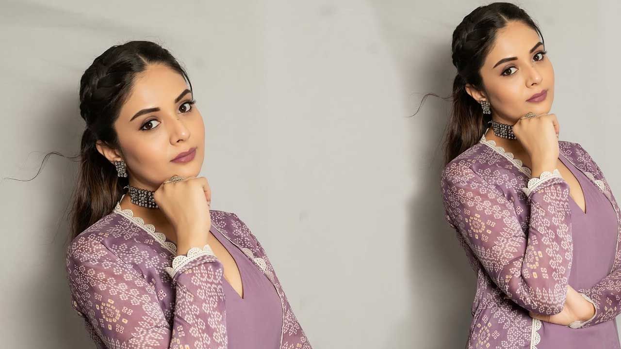 అందాల ముద్దుగుమ్మ బుల్లితెర బ్యూటీ యాంకర్ శ్రీముఖి గురించి ఎంత చెప్పినా తక్కువే. అందం, అభినయం ఈ ముద్దుగుమ్మ సొంతం. తన మాట తీరుతో ఎంతో మందిని ఆకట్టుకుంది ఈ చిన్నది. ఓ వై పు సినిమాలు, మరో వైపు రియాల్టీ షోలు చేస్తూ ఫుల్ బిజీ అయిపోయింది. ముఖ్యంగా చాలా సినిమాల్లో కీలక పాత్రల్లో నటిస్తూ తన నటతో అందరినీ ఆకట్టుకుంటుంది ఈ చిన్నది.