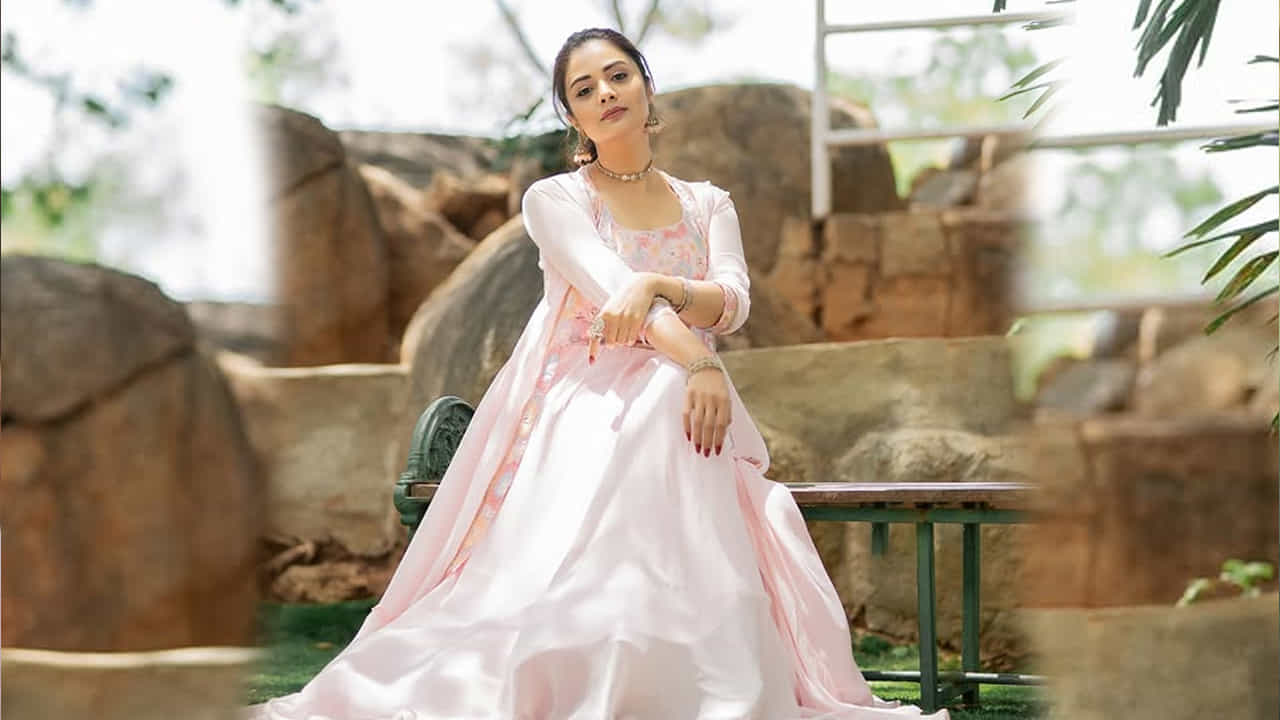 ఇక ఎప్పుడూ సోషల్ మీడియాలో చాలా యాక్టివ్ గా ఉండే ఈ ముద్దుగుమ్మ తాజాగా లెహెంగాలో అందంగా రెడీ అయిన ఫొటోస్ తన ఇన్ స్టాలో షేర్ చేసింది. ప్రస్తుతం దీనికి సంబంధించిన ఫొటోలు నెట్టింట వైరల్ అవుతుండటంతో, బ్యూటిఫుల్ అంటూ కామెంట్స్ చేస్తున్నారు ఈ అమ్మడు అభిమానులు.