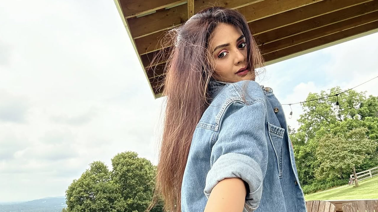 అందాల ముద్దుగుమ్మ శ్రీముఖి గురించి ఎంత చెప్పినా తక్కువే అందం, అభినయం ఈ ముద్దుగుమ్మ సొంతం. పటాస్ షోతో బుల్లితెరపైకి ఎంట్రీ ఇచ్చిన ఈ అమ్మడు అనతి కాలంలో తన యాంకరింగ్‌తో మంచి గుర్తింపు సంపాదించుకుంది. అంతే కాకుండా తన వాక్ చాతుర్యంతో  మాటతీరుతో ఎంతో మందిని ఆకట్టుకుంటుంది. ఓవైపు సినిమాలు చేస్తూనే మరోవైపు రియాల్టీ షోలు చేస్తూ ఫుల్ బిజీగా గడుపుతుంది.