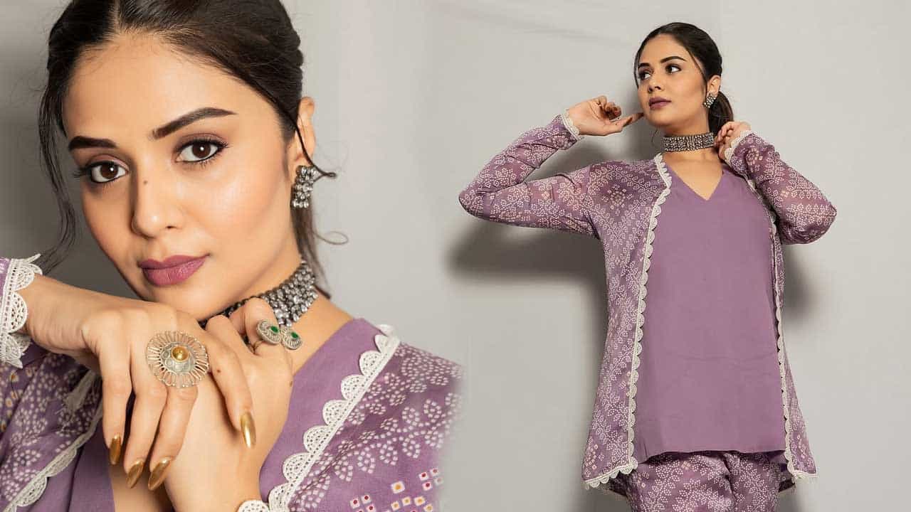 పటాస్ కామెడీ షోతో తెలుగు ప్రేక్షకులకు పరిచయమైన ఈ అమ్మడు, తన కామెడీ, పంచ్ డైలాగ్స్, అల్లరితో మంచి గుర్తింపు తెచ్చుకుంది. ముఖ్యంగా షోలలో ఈ బ్యూటీ చేసే అల్లరి అందరి మనసుకు హాయినిస్తుంది. తన దైన తీరులో కామెడీ పండిస్తూ అందరినీ ఆకట్టుకుంటుంది.