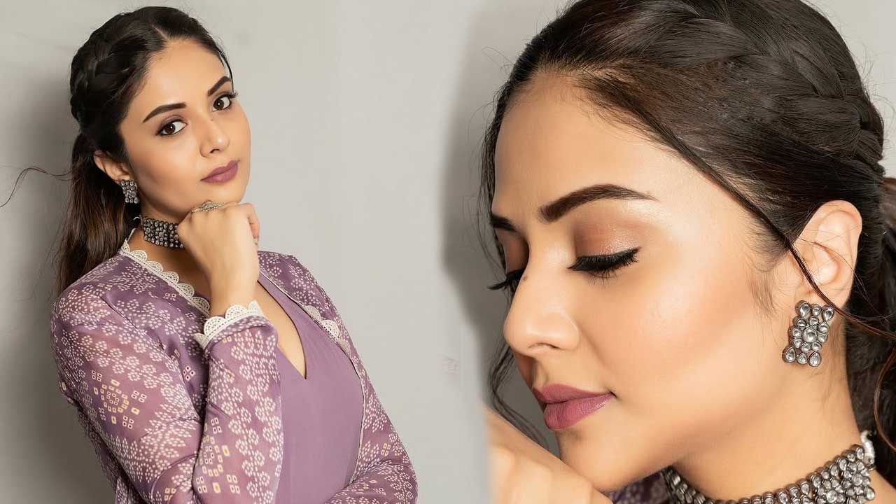 ఇక ఎప్పుడూ సోషల్ మీడియాలో చాలా యాక్టివ్ గా ఉండే ఈ ముద్దుగుమ్మ తాజాగా  సింపుల్ డ్రెస్‌లో తన అంద చందాలతో అందరనీ ఆకట్టుకుంది.ప్రస్తుతం దీనికి సంబంధించిన ఫొటోలు నెట్టింట వైరల్ అవుతుండటంతో, బ్యూటిఫుల్ అంటూ కామెంట్స్ చేస్తున్నారు ఈ  అమ్మడు అభిమానులు.