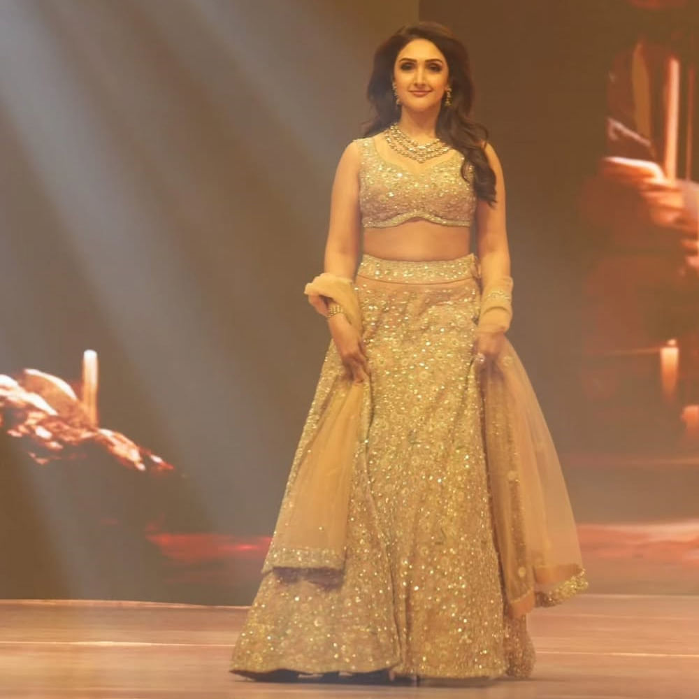 ఇక ఇప్పుడు నారా రోహిత్ నటిస్తున్న సుందరకాండ సినిమాలో కథానాయికగా కనిపించనుంది. అలాగే బుల్లితెరపై పలు రియాల్టీ షోలలో జడ్జీగా వ్యవహరిస్తుంది. ఇదిలా ఉంటే.. తాజాగా సోషల్ మీడియాలో శ్రీదేవి విజయ్ కుమార్ షేర్ చేసిన ఫోటోస్ నెట్టింట వైరలవుతున్నాయి. 