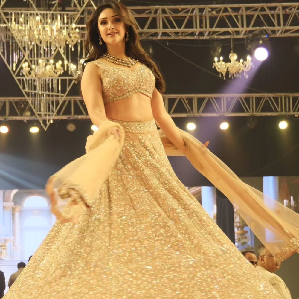 ప్రస్తుతం ఆమె వయసు 38 సంవత్సరాలు. ఇప్పటికీ ఏమాత్రం తగ్గని అందంతో కుర్రహీరోయిన్లకు గట్టిపోటీ ఇస్తుంది. శ్రీదేవి ఫిట్నెస్ రహాస్యం నిత్యం వ్యాయమం, యోగా, వర్కవుట్స్ చేయడమే అని.. అలాగే ఇంటి భోజనం, ఆకుకూరలు తీసుకోవడమని గతంలో ఓ ఇంటర్వ్యూలో తెలిపింది. 