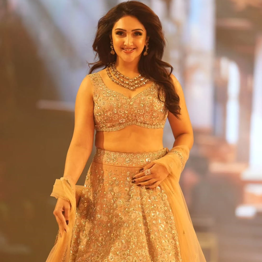 కెరీర్ మంచి పీక్స్ లో ఉండగానే రాహుల్ అనే వ్యాపారవేత్తను పెళ్లి చేసుకుంది. వీరికి 2006లో రూపిక అనే పాప జన్మించింది. పెళ్లి తర్వాత సినిమాలకు దూరంగా ఉన్న శ్రీదేవి.. వీర సినిమాతో రీఎంట్రీ ఇచ్చింది. ఆ తర్వాత తెలుగులో మరో సినిమా చేయలేదు.