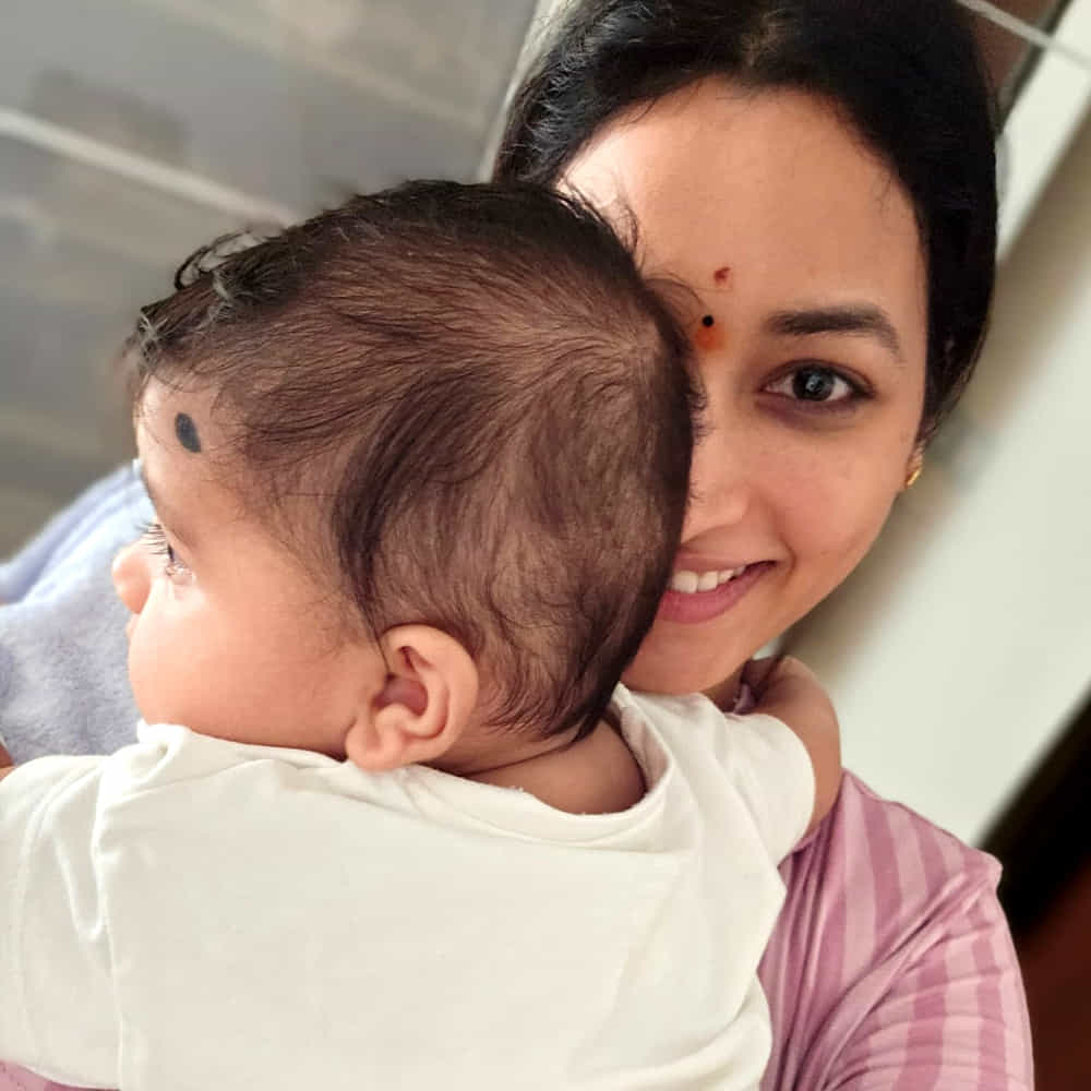సోషల్ మీడియాలో యాక్టివ్ గా ఉండే ఈ వయ్యారి భామ తాజాగా కొన్ని ఫోటోలను వదిలింది. నెట్టింట యాక్టివ్ గా ఉండే ఈ ముద్దుగుమ్మ తన క్యూట్ క్యూట్ ఫొటోలతో సోషల్ మీడియాలో హాట్ టాపిక్ గా మారింది. తాజాగా ఈ బ్యూటీ షేర్ చేసిన ఫోటోలు నెట్టింట చక్కర్లు కొడుతున్నాయి. 