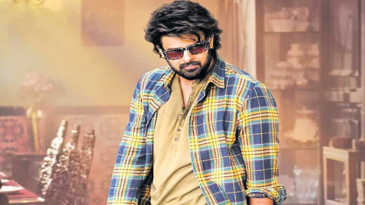 డార్లింగ్ ప్రభాస్‌ కూడా లీకు వీరుల బాధితుడే. ది రాజాసాబ్‌ సినిమాలో ప్రభాస్‌ లుక్‌ను ఎంత దాచి పెట్టినా.. ముందే లీక్ అయ్యింది. ఇక టీజర్ విషయంలో అయితే యూనిట్‌కు పెద్ద షాకే తగిలింది. చెప్పిన టైమ్‌ కన్నా ముందే సోషల్ మీడియాలో వైరల్ అయ్యింది ది రాజాసాబ్‌ టీజర్‌.