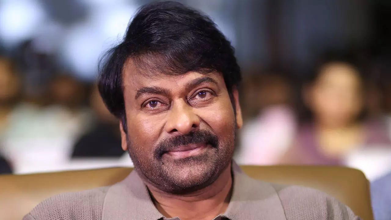 అభిమానుల అత్యుత్సాహం స్టార్ హీరోలకు చిక్కులు తెచ్చిపెడుతోంది. ముఖ్యంగా ప్రస్టీజియస్‌గా తెరకెక్కుతున్న సినిమాలకు సంబంధించిన వీడియో లీక్స్‌ సోషల్ మీడియాను షేక్ చేస్తున్నాయి. అఫీషియల్‌ రిలీజ్‌ వరకు ఎంత దాచిపెట్టాలనుకున్నా... మేకర్స్‌కు అది సాధ్యపడటం లేదు. దీంతో ఏం చేయాలో అర్ధం కాక తలలు పట్టుకుంటున్నారు దర్శక నిర్మాతలు.