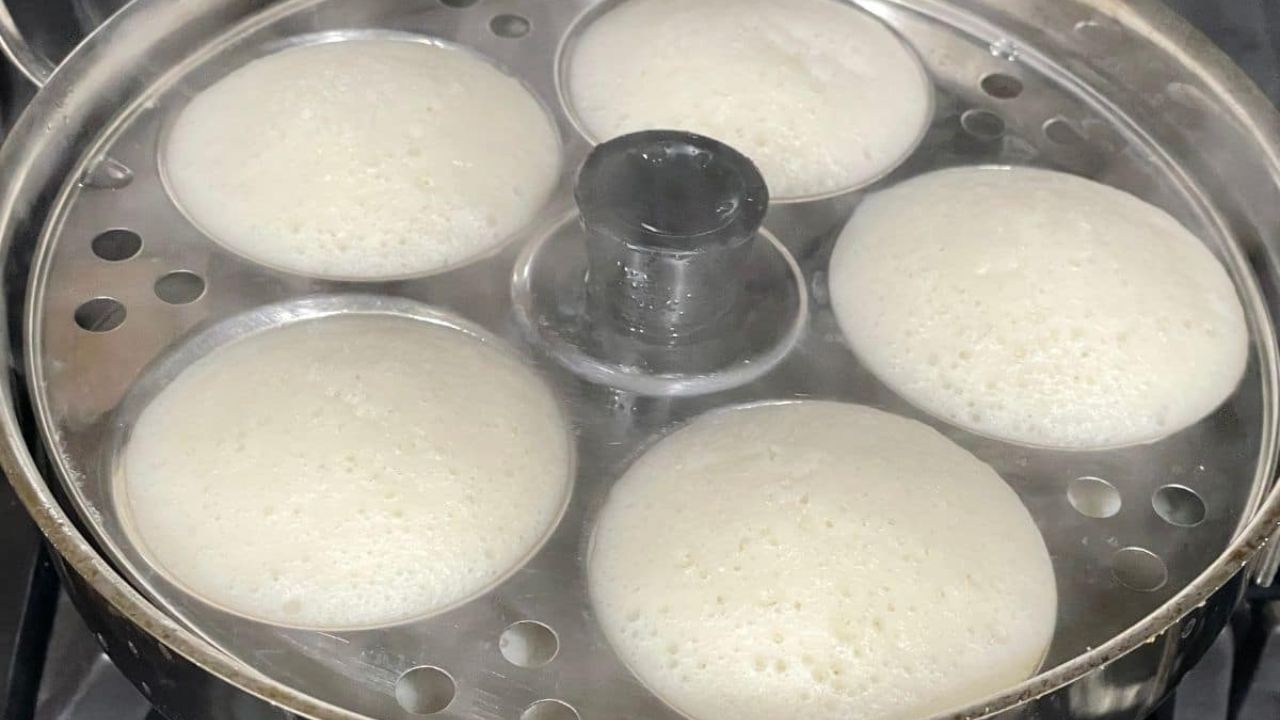 ఆవిరి ఇడ్లీ.. ఆవిరితో ఉడికించిన ఇడ్లీ తేలికైన, నూనె లేని ఫుడ్. కాబట్టి జీర్ణక్రియకు చాలా మంచిది. ఇది ఉదయం బ్రేక్‌ఫాస్ట్‌గా లేదా మధ్యాహ్నం చిన్న భోజనంగా తీసుకోవచ్చు.