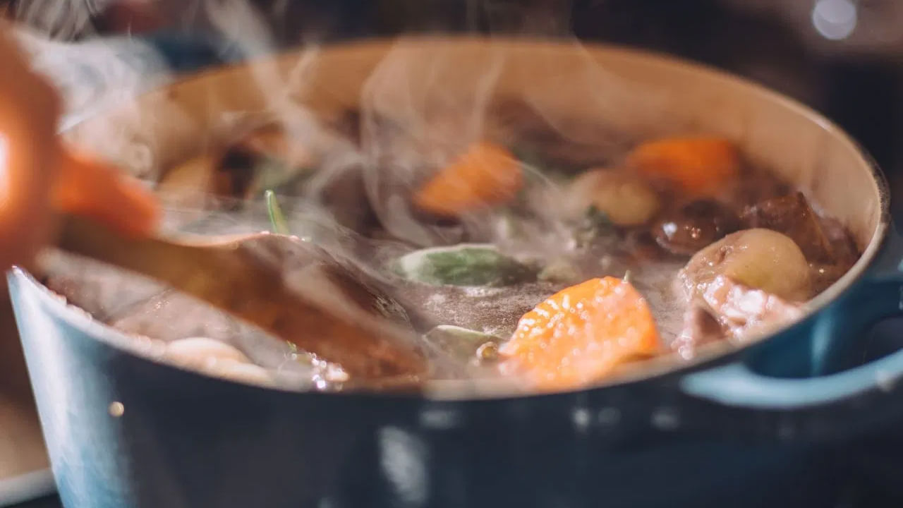 ఆరోగ్యం కోసం ప్రజలు తరచుగా కూరగాయలను తినే ఆహారంలో చేర్చుకున్తున్నారు. కొంతమంది పచ్చిగా తింటే.. మరికొందరు ఉడికించి తింటున్నారు. అయితే డైరెక్ట్ గా నీటిలో వేసి ఉడికించడం కంటే.. కూరగాయలను ఆవిరి మీద ఉడకబెట్టి తినడం ఆరోగ్యానికి మంచిది. ఎందుకంటే వీటిల్లో ఉండే నీటిలో కరిగే విటమిన్లు బి, సి వంటి పోషకాలకు నష్టం కలిగిస్తుంది. ఆవిరి చేయడం వల్ల ఆహారంలోని పోషక పదార్థాలు బాగా సంరక్షించబడతాయి