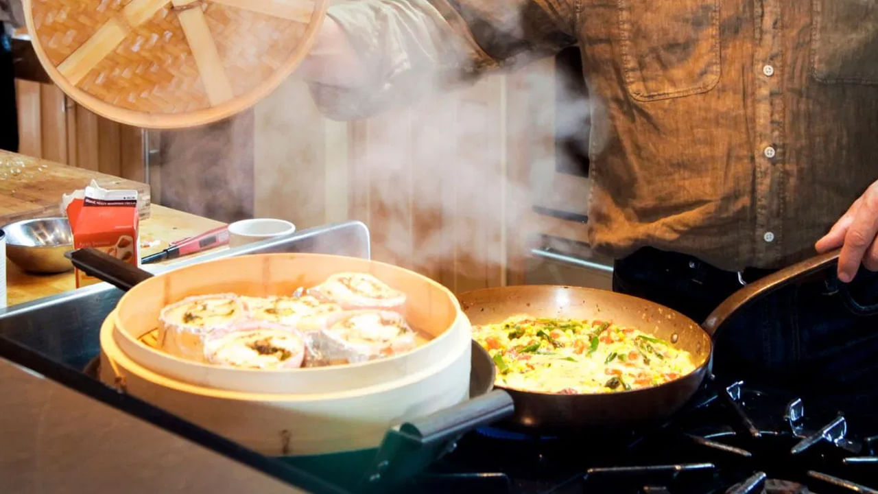 ఆహారాన్ని ఆవిరి మీద ఉడికించడం ద్వారా దానిలోని పోషకాలు చెక్కుచెదరకుండా ఉంటాయి, ఇది అనేక ఆరోగ్య ప్రయోజనాలను ఇస్తుంది. ఉదాహరణకు జీర్ణక్రియను మెరుగుపరుస్తుంది. కొలెస్ట్రాల్ స్థాయిని నిర్వహిస్తుంది. మధుమేహ రోగులకు కూడా ప్రయోజనకరంగా ఉంటుంది.  
