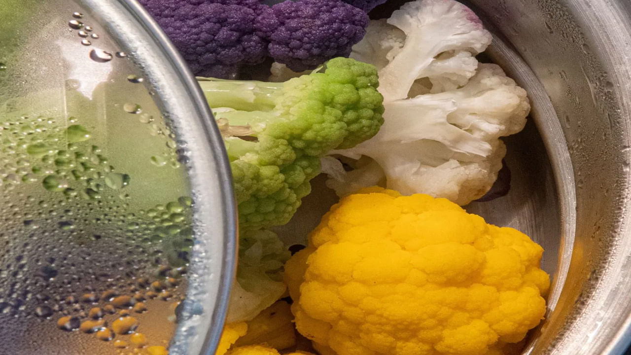 అదే సమయం తినే ఆహారాన్ని ఉడకబెట్టడం ద్వారా వండుకుంటే.. అది కూడా ప్రయోజనకరంగా ఉంటుంది. అయితే ఈ రెండింటిలో దేనిని ఎంచుకోవాలి. ఏది బెస్ట్ ఎంపిక అనే విషానికి వస్తే.. డాక్టర్ గీతికా చోప్రా ఆవిరి మీద ఉడికించిన ఆహారం మరింత ప్రయోజనకరంగా ఉంటుందని చెప్పారు. 
 