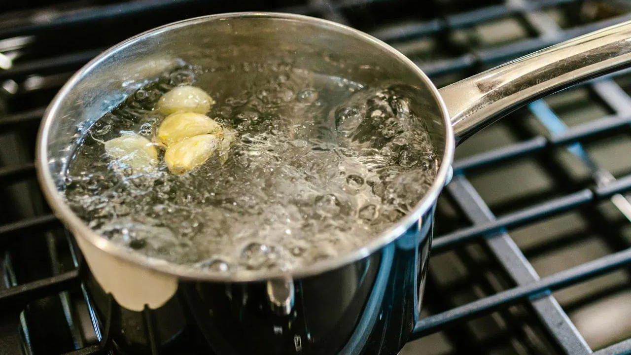 కూరగాయలను ఆవిరి మీద ఉడికించినప్పుడు వాటిలో విటమిన్లు , ఖనిజాలు కోల్పోవని డాక్టర్ గీతిక వివరిస్తున్నారు. కానీ కూరగాయలను డైరెక్ట్ గా నీటిలో వేసి ఉడకబెట్టినట్లయితే వాటి విటమిన్లు నీటి ద్వారా పోతాయి. ముఖ్యంగా విటమిన్ సి, బి-కాంప్లెక్స్, ఎంజైమ్‌లు నీటిలో కలిసి పోతాయని అన్నారు. 
 