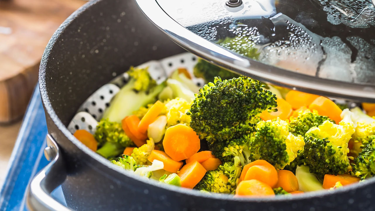 కనుక ఎవరైనా బరువు తగ్గాలనుకున్నా, రోగనిరోధక శక్తిని పెంచుకోవాలనుకున్నా లేదా మెరిసే చర్మం కావాలనుకున్నా ఆవిరితో ఉడికించిన ఆహారాన్ని తీసుకోవాలని సూచిస్తున్నారు.  అంతేకాదు ఆవిరి మీద ఉడికించడం వల్ల కూరగాయల సహజ తీపి, రుచి మెరుగుపడుతుంది. వాటి ఆకృతి కూడా పోదు. దీంతో ఆవిరి మీద ఉడికించిన ఆహారాన్ని తినడానికి ఆకర్షణీయంగా అనిపిస్తుంది. 
