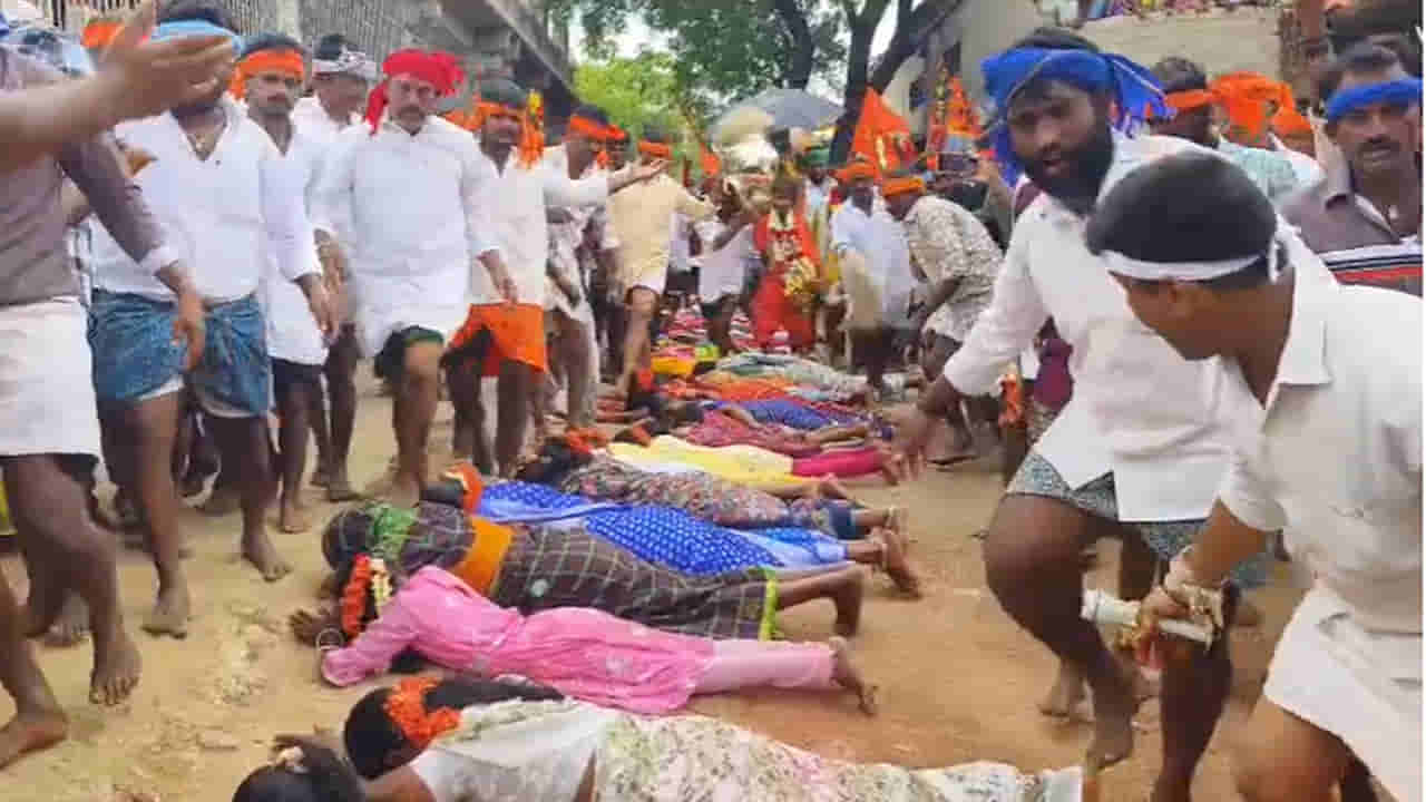 Kurnool: వారి కాళ్ల ధూళి తగిలితే రోగాలు మటుమాయం అవుతాయా?