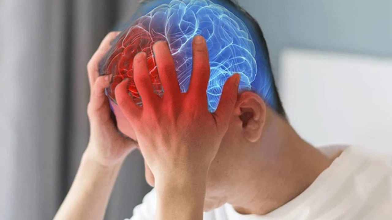 1. తలనొప్పి, ఆకస్మికంగా తల తిరగడం : స్ట్రోక్ రావడానికి ఒక నెల ముందు విపరీతమైన తల నొప్పి వస్తుందంట. ఎలాంటి ఒత్తిడి లేకున్నా, అది సాధారణ తలనొప్పి కంటే ఎక్కువగా ఉంటుంది. అంతే కాకుండా ఈ రకం తల నొప్పి చాలా భిన్నంగా ఉంటుందంట. అందుకే తీవ్రమైన తలనొప్పిని ఎప్పుడూ విస్మరించకూడదంట. అలాగే ఉన్నట్లుండి ఒక్కసారిగా తల తిరగడం, నడవడంలో ఇబ్బంది వంటి సమస్య ఎదరైతే కూడా అప్రమత్తంగా ఉండాలంట. ఇది రక్త ప్రసరణ బలహీనపడటం వలన స్ట్రోక్‌కు ముందు ఇచ్చే సంకేతం అంట.