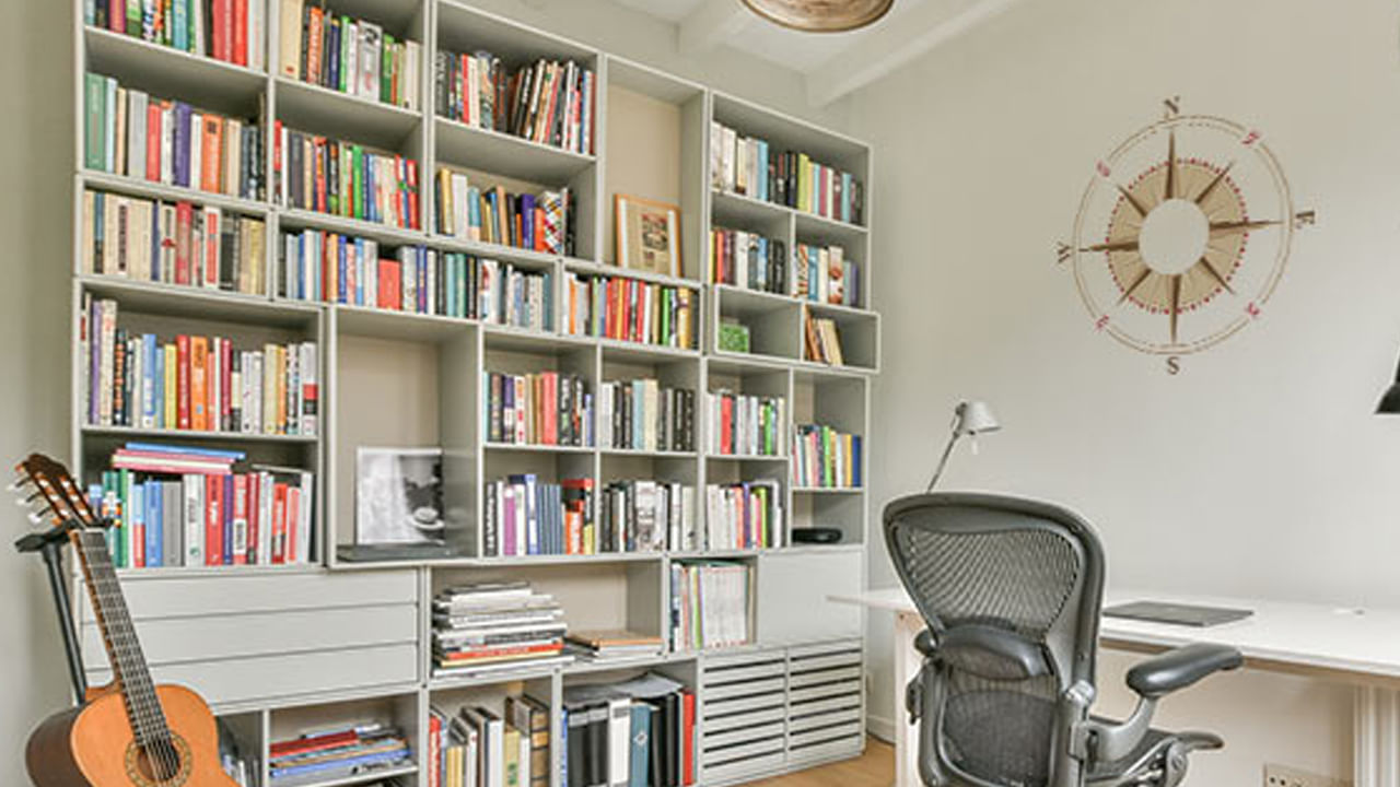 జ్యోతిష్య శాస్త్రంలో వాస్తు శాస్త్రానికి ఉన్న ప్రత్యేకత గురించి ఎంత చెప్పినా తక్కువే. వాస్తు నియమాలను సరిగ్గా పాటించినప్పుడే, చేపట్టిన  ప్రతి పనిలో విజయం సాధిస్తారని చెబుతున్నారు నిపుణులు.  కానీ కొంత మంది వాస్తు నియమాలు పాటించకుండా చాలా సమస్యలు ఎదుర్కుంటారు. అయితే వాస్తు శాస్త్రం ప్రకారం, విద్యార్థులు, పోటీ పరీక్షలకు ప్రిపేర్ అయ్యేవారు ఎలాంటి వాస్తు టిప్స్ పాటించాలో ఇప్పుడు చూద్దాం. 