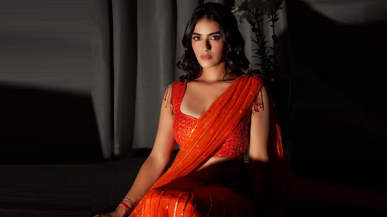 2021లో సంతోష్ శోభన్ సరసన ఏక్ మినీ కథ అనే తెలుగు అడల్ట్ కామెడీ చిత్రంలో హీరోయిన్ గా ఆకట్టుకుంది ఈ భామ. గత ఏడాది ఈమె నటించిన ఈగల్, ఊరు పేరు భైరవకోన, డబల్ ఇస్మార్ట్, విశ్వం సినిమాల్లో కథానాయికగా కనిపించింది.