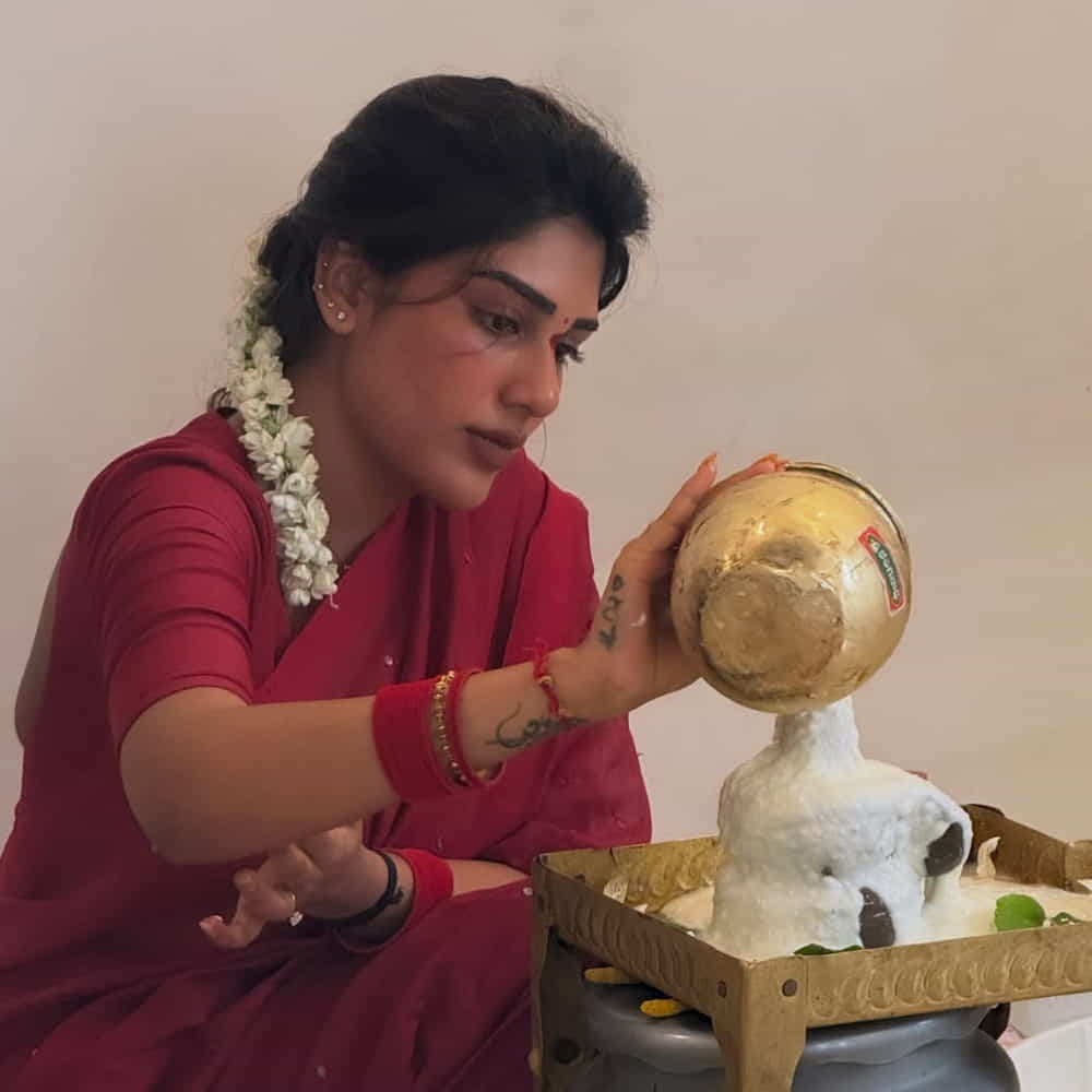 తాజాగా సుప్రీత తన ఇన్ స్టాలో కొన్ని ఫోటోస్, వీడియోస్ షేర్ చేసింది. ఇందులో తన తల్లితో కలిసి శివుడికి ప్రత్యేకంగా పూజలు, అభిషేకాలు చేసింది. కట్టు బొట్టుతో సంప్రదాయంగా కనిపిస్తుంది. పండితుల సమక్షంలో శివుడికి అభిషేకాలు చేస్తున్న వీడియోస్ ఇప్పుడు సోషల్ మీడియాలో వైరలవుతున్నాయి. 
