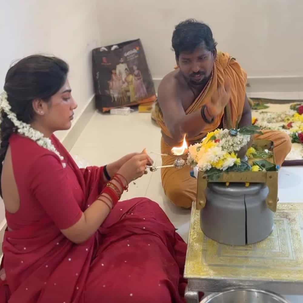 నేను నా శివయ్యా అనే క్యాప్షన్ జతచేస్తూ శివపూజా ఫోటోస్, వీడియోస్ షేర్ చేసింది. ఎప్పుడూ గ్లామర్ ఫోజులతో రచ్చ చేసే సుప్రీత..ఇప్పుడు చీరకట్టులో సంప్రదాయంగా కనిపించడంతో అభిమానులు కామెంట్స్ చేస్తున్నారు. 