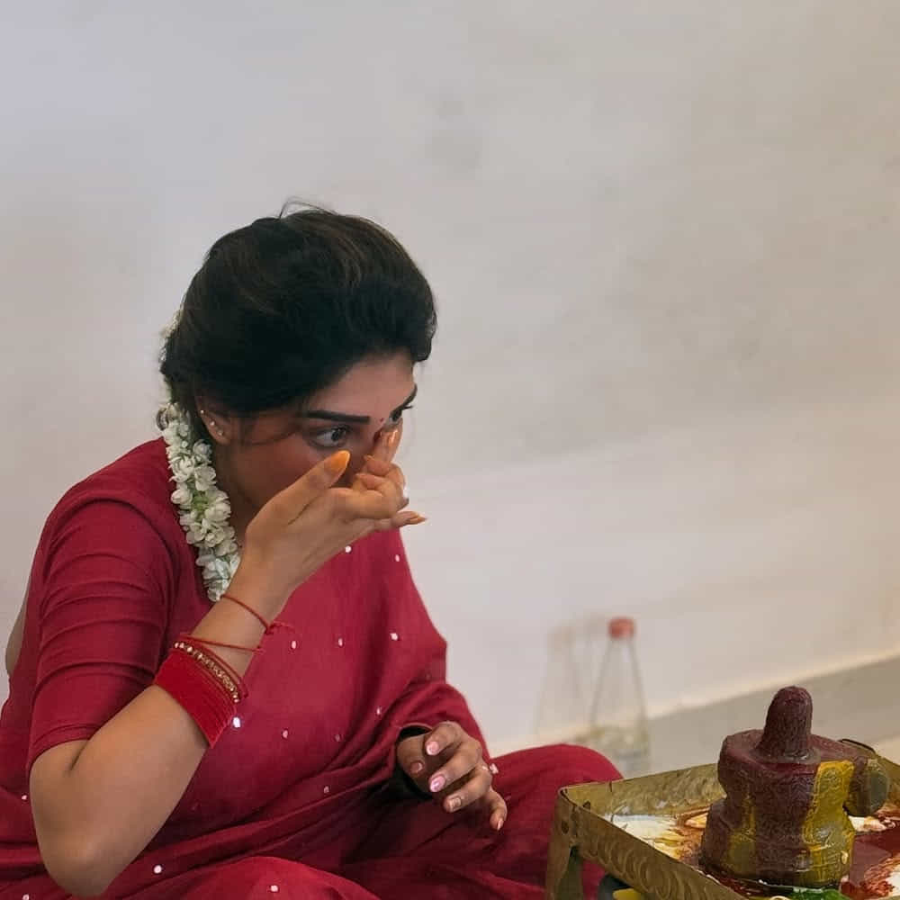 కానీ సోషల్ మీడియాలో కూతురితో కలిసి నిత్యం ఏదోక పోస్ట్ చేస్తుంటుంది. తన కూతురితో కలిసి వెకేషన్స్ కు వెళ్తూ రీల్స్ చేస్తుంది. ఇక సురేఖా వాణి కూతురు సుప్రీత సైతం నెట్టింట విపరీతమైన క్రేజ్ సంపాదించుకుంది. గ్లామర్ డోస్ ఒలకబోస్తూ నెట్టింట హాట్ టాపిక్ అవుతుంటుంది. 