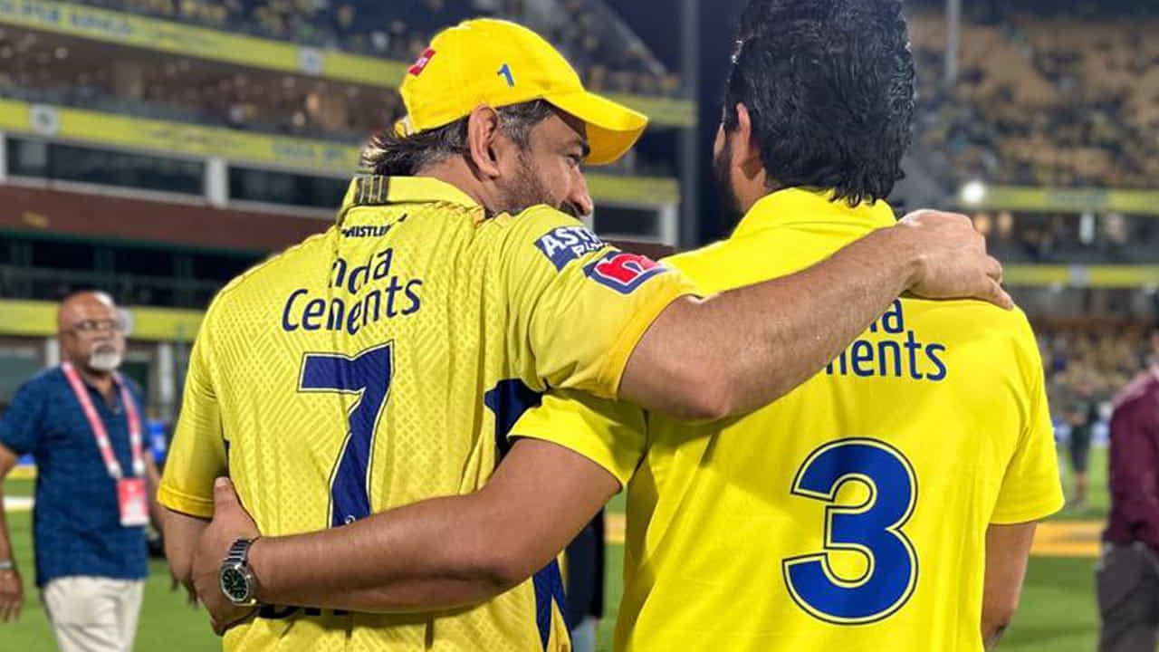 Suresh Raina: క్రికెట్కు, సినిమా పరిశ్రమకు మధ్య ఉన్న అనుబంధం గురించి కొత్తగా చెప్పనక్కర్లేదు. ఇప్పటికే పలువురు క్రికెటర్లు సినిమా రంగంలోకి అడుగుపెట్టి తమ అదృష్టాన్ని పరీక్షించుకున్నారు. ఇప్పుడు అదే జాబితాలోకి టీమిండియా మాజీ స్టార్ క్రికెటర్, "మిస్టర్ ఐపీఎల్", "చిన్న తలా" వంటి ముద్దుపేర్లతో అభిమానుల మనసుల్లో చెరగని ముద్ర వేసిన సురేష్ రైనా చేరబోతున్నాడు. అతను ఓ తమిళ సినిమాతో వెండితెరపై అరంగేట్రం చేయనున్నట్లు వార్తలు వెలువడుతున్నాయి.