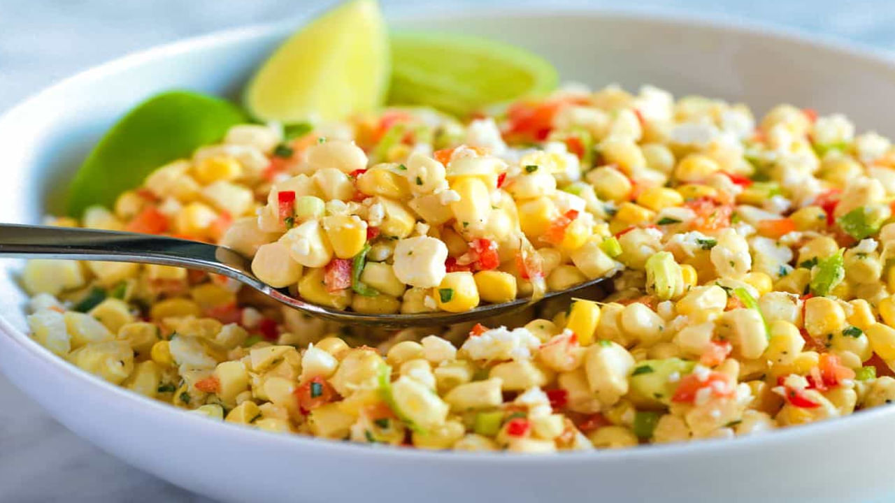 స్వీట్‌కార్న్‌ తినటం వల్ల ఇది డయాబెటిస్, ప్రీడయాబెటిస్ ఉన్నవారికి రక్తంలో చక్కెర స్థాయిలను నియంత్రించడంలో సహాయపడుతుంది. స్వీట్‌కార్న్‌లో ఉండే ఫినాలిక్ కాంపౌండ్ ఫెరూలిక్ యాసిడ్, బ్రెస్ట్ క్యాన్సర్ కు కారణమయ్యే ట్యూమర్స్ ను తగ్గించి బ్రెస్ట్ క్యాన్సర్ రిస్క్ ను తగ్గిస్తుంది. 