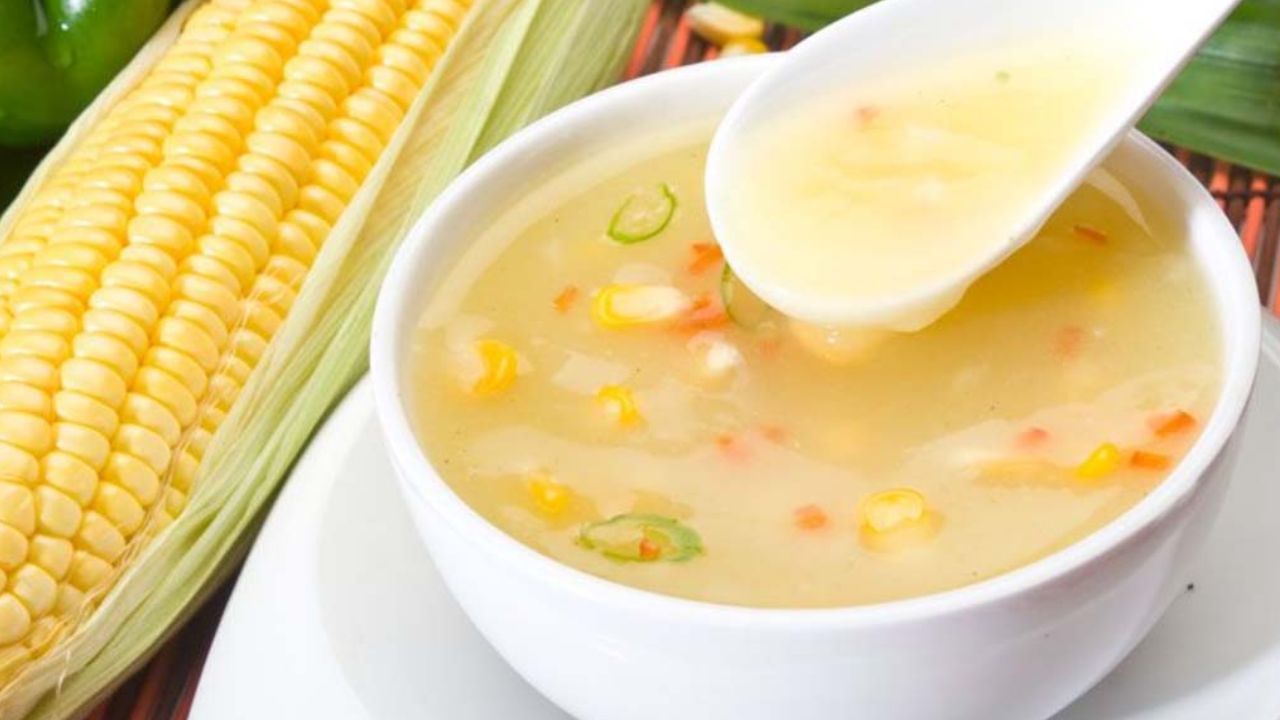 స్వీట్ కార్న్ సూప్ (Sweet Corn Soup).. ఇదొక ఇండియన్ టచ్ ఉన్న చైనీస్ సూప్. మక్కజొన్నతో పాటు క్యారెట్, బీన్స్, మిరియాల పొడి వంటివి వేసి మరిగించి వేడి వేడి సూప్ తయారు చేస్తారు. చల్లదనాన్ని పోగొట్టే ఈ సూప్ వర్షాకాలంలో శరీరానికి వెచ్చదనం ఇస్తుంది. హెల్దీగా, లైట్గా ఏదైనా తాగాలనిపిస్తే ఇదే బెస్ట్.
