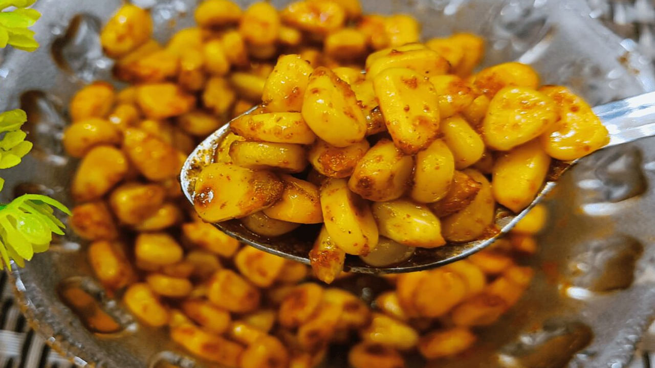 బీ- 3, బీ- 5, బీ-6, బీ- 9 మొదలైన విటమిన్లు ఉంటాయి. స్వీట్ కార్న్ లో ఫైటో కెమకిల్స్ ఎక్కువగా ఉంటాయి. స్వీట్ కార్న్ యాంటీఆక్సిడెంట్లకు మంచి మూలం. గుండె ఆరోగ్యానికి కూడా మేలు చేస్తుంది. కార్న్ లో ఉండే విటమిన్ బి12 అనీమియా తగ్గిస్తుంది. ఇది గర్భిణీలకు చాలా అవసరమైనది. అంతేకాదు.. 