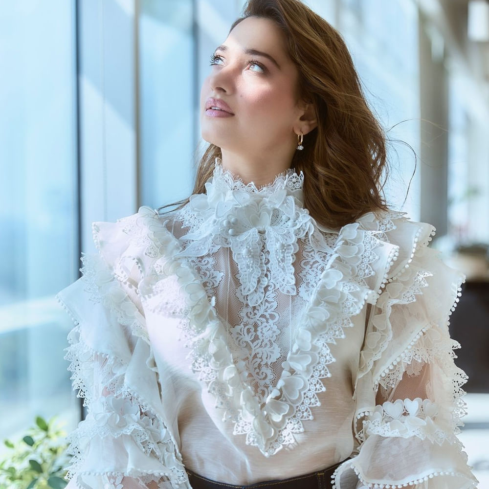 కొన్నాళ్లుగా బాలీవుడ్ నటుడు విజ‌య్ వ‌ర్మ‌తో డేటింగ్ చేస్తున్న మిల్కీ బ్యూటీ.. ఈ మధ్యే ఆ రిలేషన్‌కు గుడ్ బై చెప్పారు. విజయ్‌తో డేటింగ్ విషయాన్ని కొన్ని రోజులు సీక్రేట్‌గా ఉంచిన తమన్నా.. తర్వాత ఓపెన్ అయిపోయారు. 