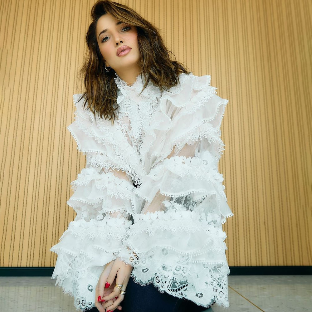 ప్రభాస్, మారుతి కాంబినేషన్లో వస్తున్న రాజా సాబ్లో తమన్నా స్పెషల్ సాంగ్ చేయబోతున్నారనే ప్రచారం జరుగుతుంది. హీరోయిన్గా ఈమెకు ఆఫర్స్ పెద్దగా రావట్లేదు గానీ స్పెషల్ సాంగ్స్కు మాత్రం కేరాఫ్ అడ్రస్గా మారిపోయారు మిల్కీ బ్యూటీ. తాజాగా రాజా సాబ్తోనూ చిందేయడానికి రెడీ అవుతున్నారు తమన్నా. డిసెంబర్ 5న విడుదల కానుంది రాజా సాబ్.