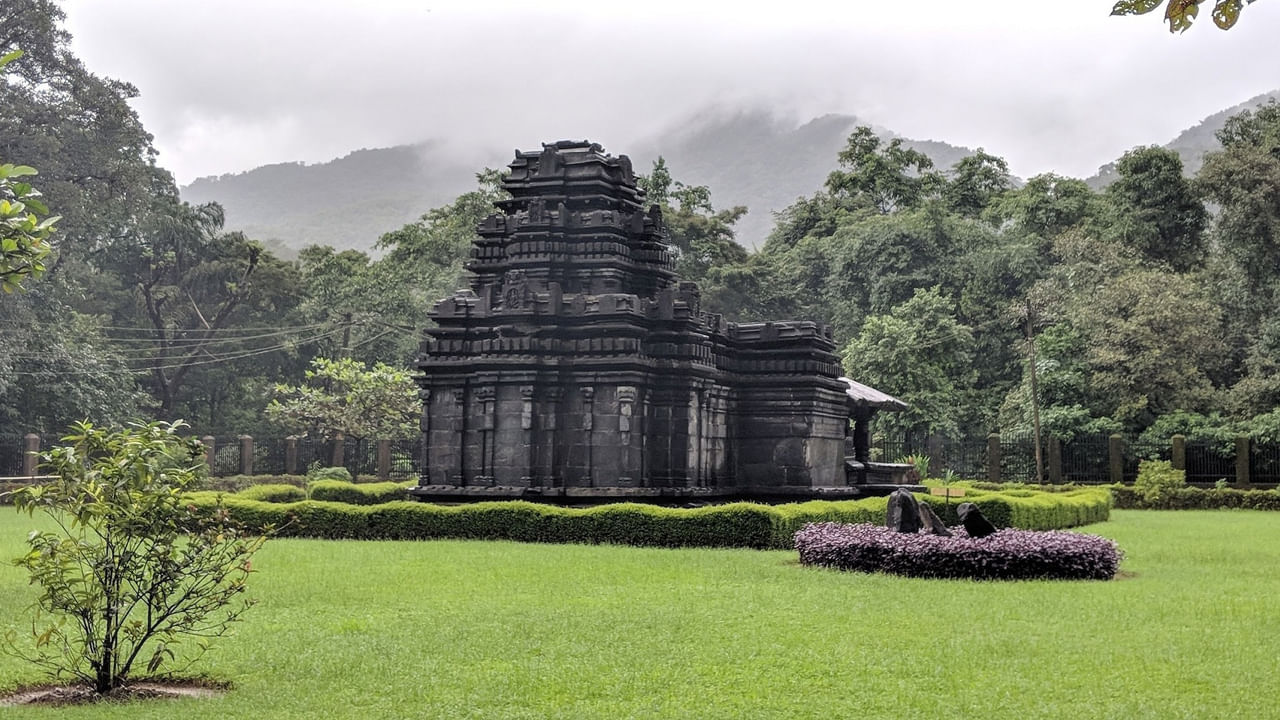 తంబ్డి సుర్లా ఆలయం: అడవిలో లోతుగా ఉన్న ఈ పాత ఆలయం ప్రశాంతంగా, అందంగా ఉంటుంద., సమీపంలో జలపాతం ఆహ్లదకరంగా ఉంటుంది. ఈ దేవాలయంలోని రాతి శిల్పాలు వర్షాకాలంలో తాజాగా కనిపిస్తాయి. ఫొటోలకి మంచి ప్రదేశం.