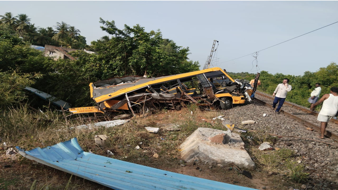 Train Accident: ఘోర ప్రమాదం.. స్కూల్ వ్యాన్ను ఢీకొట్టిన ట్రైన్.. స్పాట్లోనే..