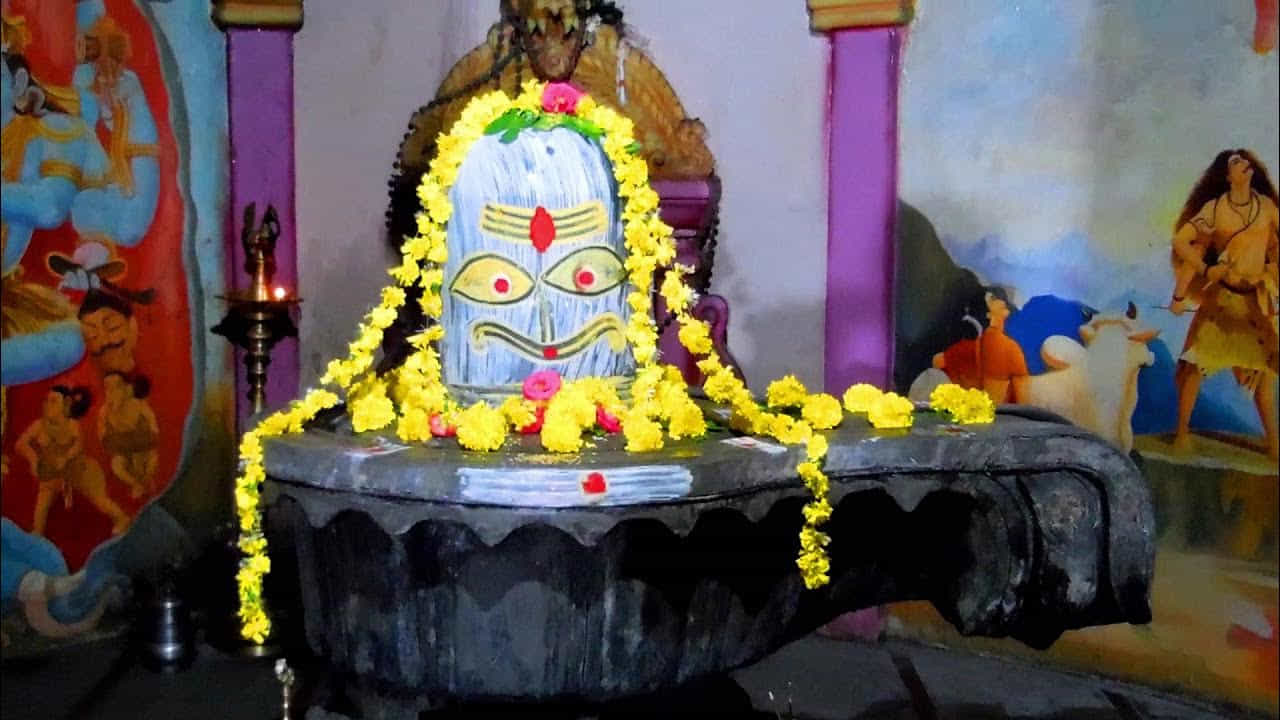 ఈ ఆలయం నిర్మాణం వెనుక ఒక ఆసక్తికరమైన కథ ఉంది. వాసునాయక్ అనే వ్యక్తి తన తండ్రి కోరికను నెరవేర్చడానికి ఈ ఆలయాన్ని నిర్మించాడు. తన తండ్రి తన కులదైవాలైన అంబాభవాని, శివుని ఆలయాలను తాండాలో నిర్మించాలని కోరుకున్నాడు. కానీ ఆర్థిక పరిస్థితుల కారణంగా అది సాధ్యం కాలేదు. తన అన్నయ్య శంకర్ రెడ్డితో కలిసి రియల్ ఎస్టేట్ వ్యాపారం ప్రారంభించిన వాసునాయక్, ఆ వ్యాపారం నుంచి వచ్చిన లాభాలతో ఈ ఆలయాన్ని నిర్మించాడు.