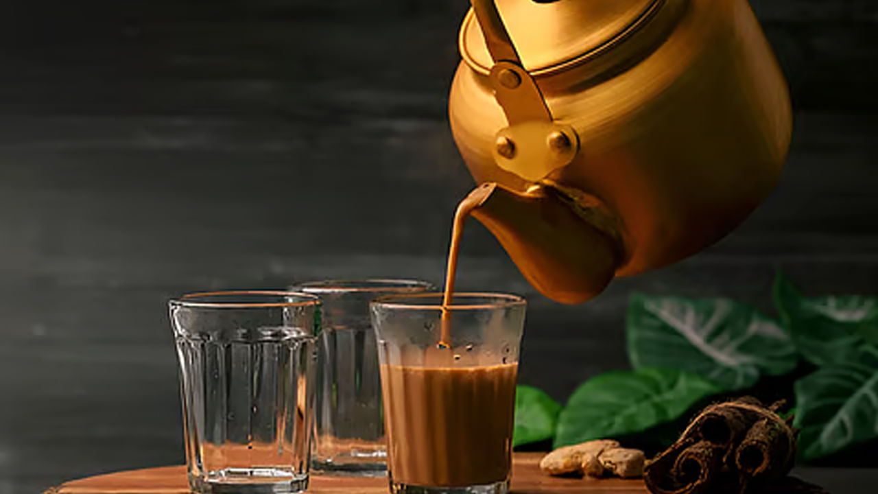 అదే విధంగా ఎక్కువగా టీ తాగడం వలన కొందరిలో తల తిరగం, రక్తపోటు పెరగడం వంటి సమస్యలు ఎక్కువవుతాయని చెబుతున్నారు ఆరోగ్య నిపుణులు. కొందరు ఎక్కవ మోతాదులో బ్లాక్ టీ లేదా టీ తీసుకుంటుంటారు. కానీ దీని వలన ఇది గుండెపై తీవ్ర ప్రభావం చూపుతుందంట. అధికంగా టీ తాగడం వలన కొన్ని సార్లు ఇది శరీరంలోని అనేక సమస్యలకు కారణం అవుతుంది. మరీ ముఖ్యంగా చేతులు వణకడం, ఆందోళన వంటి సమస్యలు తలెత్తుతాయంట.