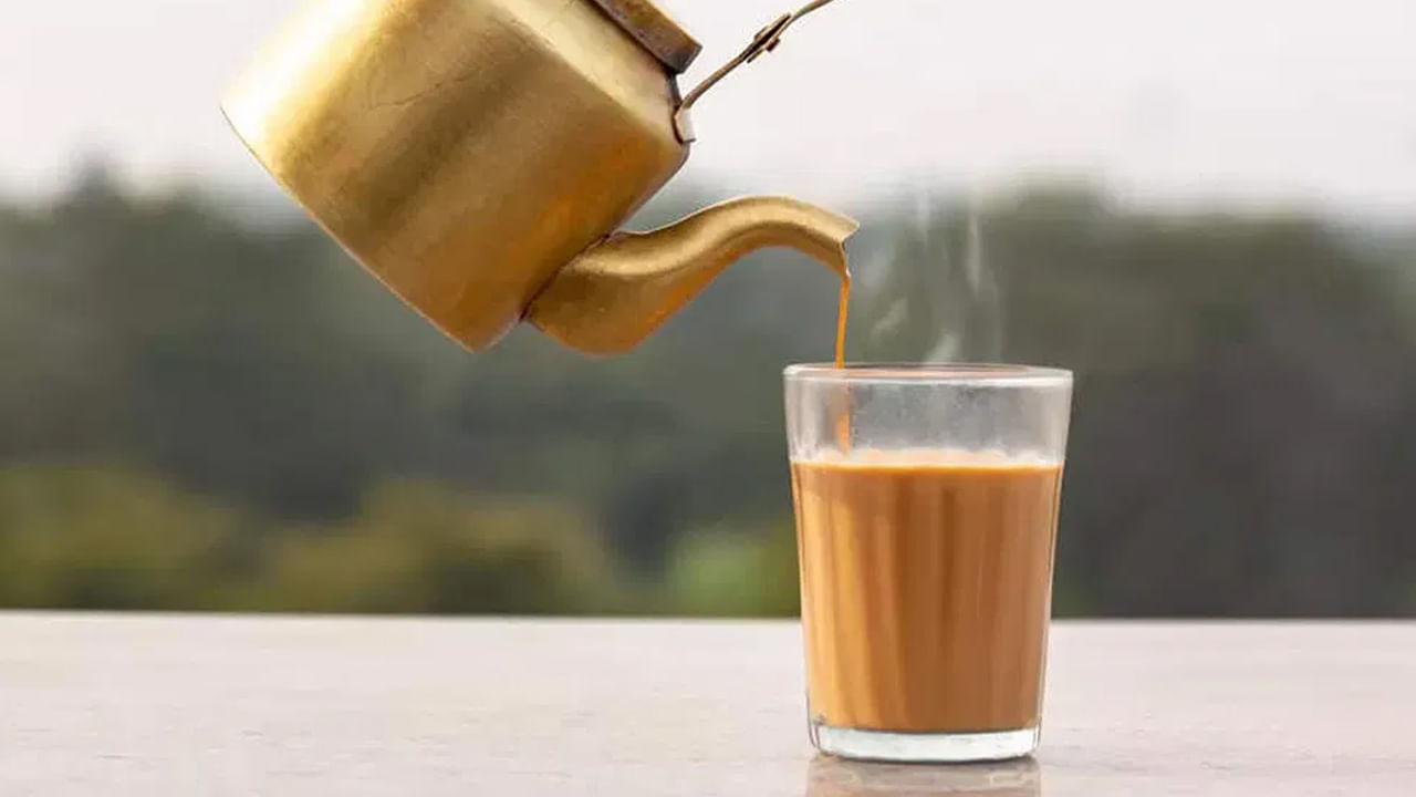 టీ: రాత్రిపూట భోజనం చేశాక కొంతమంది టీ తగుతుంటారు. కాఫీలో మాదిరిగానే టీ ఆకులలోనూ కెఫిన్ ఉంటుంది. నిద్రపోయే ముందు టీని సేవించడం వల్ల.. అది నిద్రపై ప్రభావం చూపిస్తుంది.