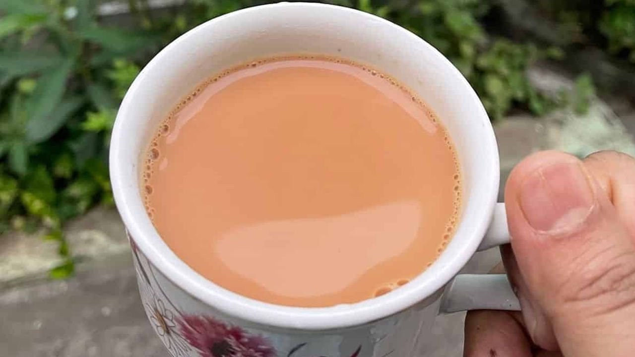 అంతే కాకుండా పరగడుపున టీ తాగడం వలన ఇది జీర్ణక్రియ సమస్యలను తీసుకొస్తుంది.అలాగే  టీ అధికంగా తాగడం వలన ఎముకలు బలహీన పడుతాయంట. టీ అధికంగా తాగితే కాల్షియ లోపం ఏర్పడుతుందంట. దీని వలన ఎముకలు బలహీన పడటమే కాకుండా ఎముకలు విరిగే ప్రమాదం కూడా లేకపోలేదంటున్నారు నిపుణులు.