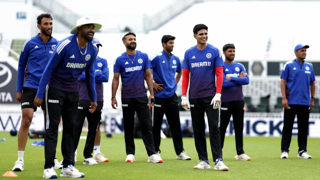 ఓవల్ క్రికెట్ గ్రౌండ్లో భారత్, ఇంగ్లాండ్ మధ్య చివరి టెస్ట్ మ్యాచ్ ప్రారంభమైంది. ఈ మ్యాచ్ కోసం టీమ్ ఇండియాలో నాలుగు ప్రధాన మార్పులు చోటు చేసుకున్నాయి. గాయపడిన వికెట్ కీపర్ బ్యాట్స్మన్ రిషబ్ పంత్ స్థానంలో ధ్రువ్ జురెల్కు అవకాశం ఇచ్చారు. ఫాస్ట్ బౌలర్ జస్ప్రీత్ బుమ్రా స్థానంలో ప్రసీద్ కృష్ణకు, శార్దూల్ ఠాకూర్ స్థానంలో కరుణ్ నాయర్కు, అన్షుల్ కాంబోజ్ స్థానంలో ఆకాష్ దీప్కు అవకాశం ఇచ్చారు. అయితే ముఖ్యంగా కరుణ్ నాయర్, ప్రసిద్ధ్ కృష్ణకు బహుషా ఇదే చివరి అవకాశం అయ్యే ప్రమాదం ఉంది. ఒక వేళ వాళ్లు ఇందులోనూ రాణిచలేకపోతే.