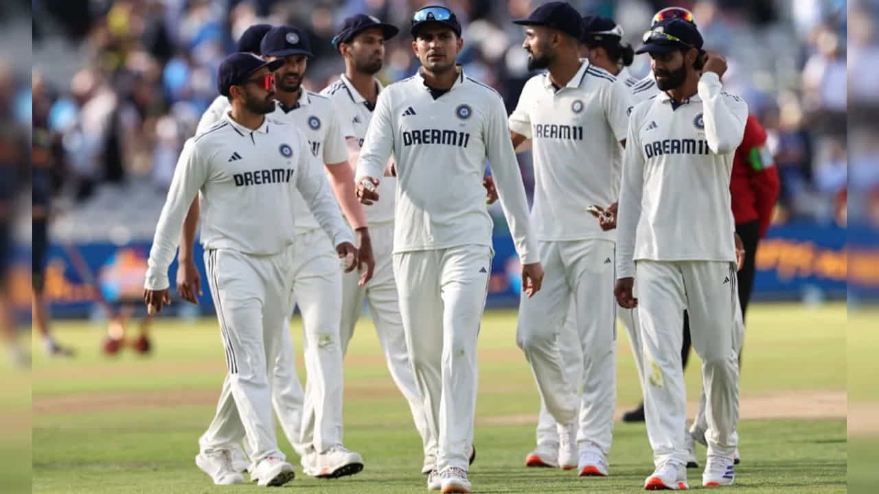 గతంలో న్యూజిలాండ్, వెస్టిండీస్ జట్లు విదేశీ గడ్డపై టెస్ట్ సిరీస్‌లో అత్యధిక సిక్సర్లు కొట్టిన రికార్డును కలిగి ఉన్నాయి. 2014/15లో యుఎఇలో పాకిస్థాన్‌పై కివీస్ 32 సిక్సర్లు కొట్టింది. ఆ సమయంలో యుఎఇ పాకిస్తాన్‌కు సొంత మైదానం. మూడు మ్యాచ్‌ల టెస్ట్ సిరీస్‌లో న్యూజిలాండ్ 32 సిక్సర్లు కొట్టింది. దీనికి ముందు 1974/75లో వెస్టిండీస్ భారత పర్యటనలో 32 సిక్సర్లు కొట్టింది. ఇప్పుడు, ఇంగ్లాండ్‌తో ప్రస్తుత సిరీస్‌లో భారత్ 36 సిక్సర్లు కొట్టింది.